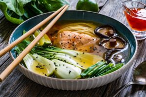 Schüssel mit Ramennudeln, Suppe und Gemüse