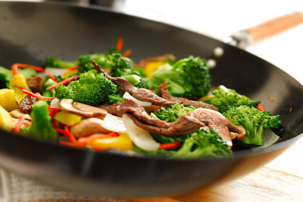 Wok mit Gemüse und Fleisch