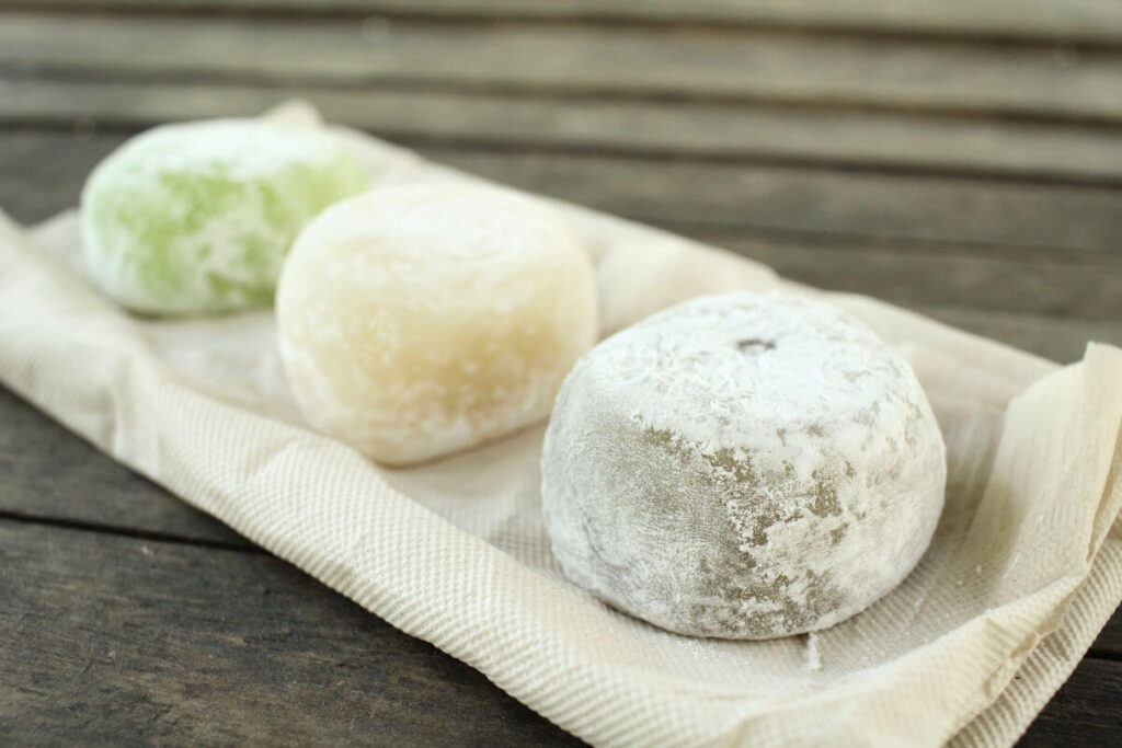 Drei Mochi auf einem Teller
