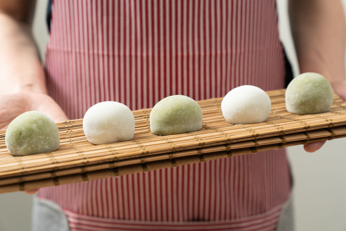 Mochis auf einem Bambustablett